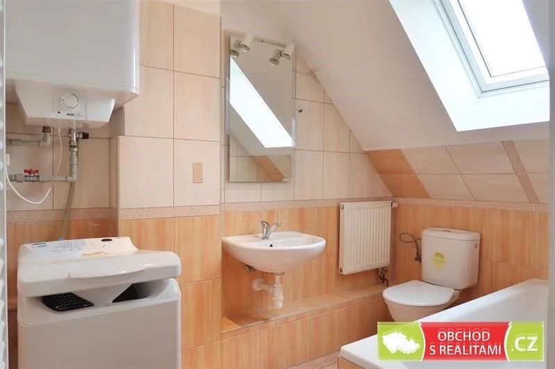 vana s stěna dlaždic, klenutý strop, světlík, a radiátor
