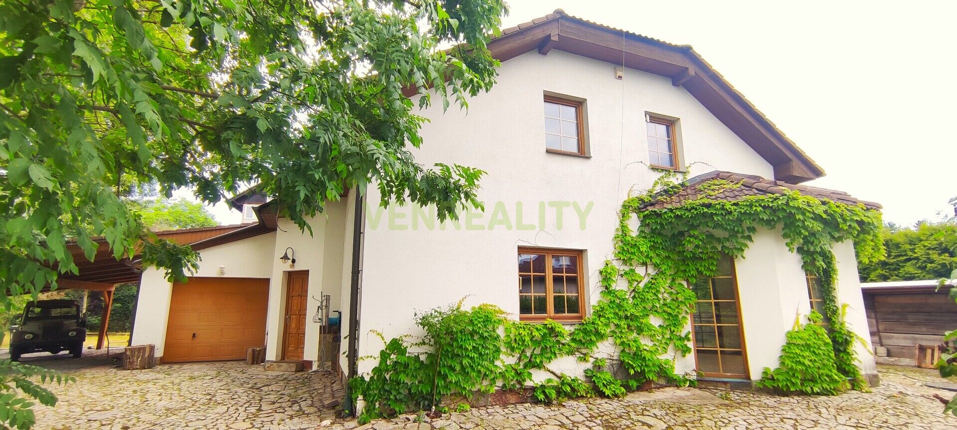 Prodej rodinného domu o dispozici 6+1/T a garáží, plocha 250 m2, pozemek 842 m2, Praha 10, Dubeč