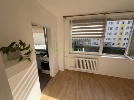 K pronájmu Vám nabízíme světlý, útulný byt 1kk upravený příčkou na 2kk, ulice Rodopská, v Modřanech.