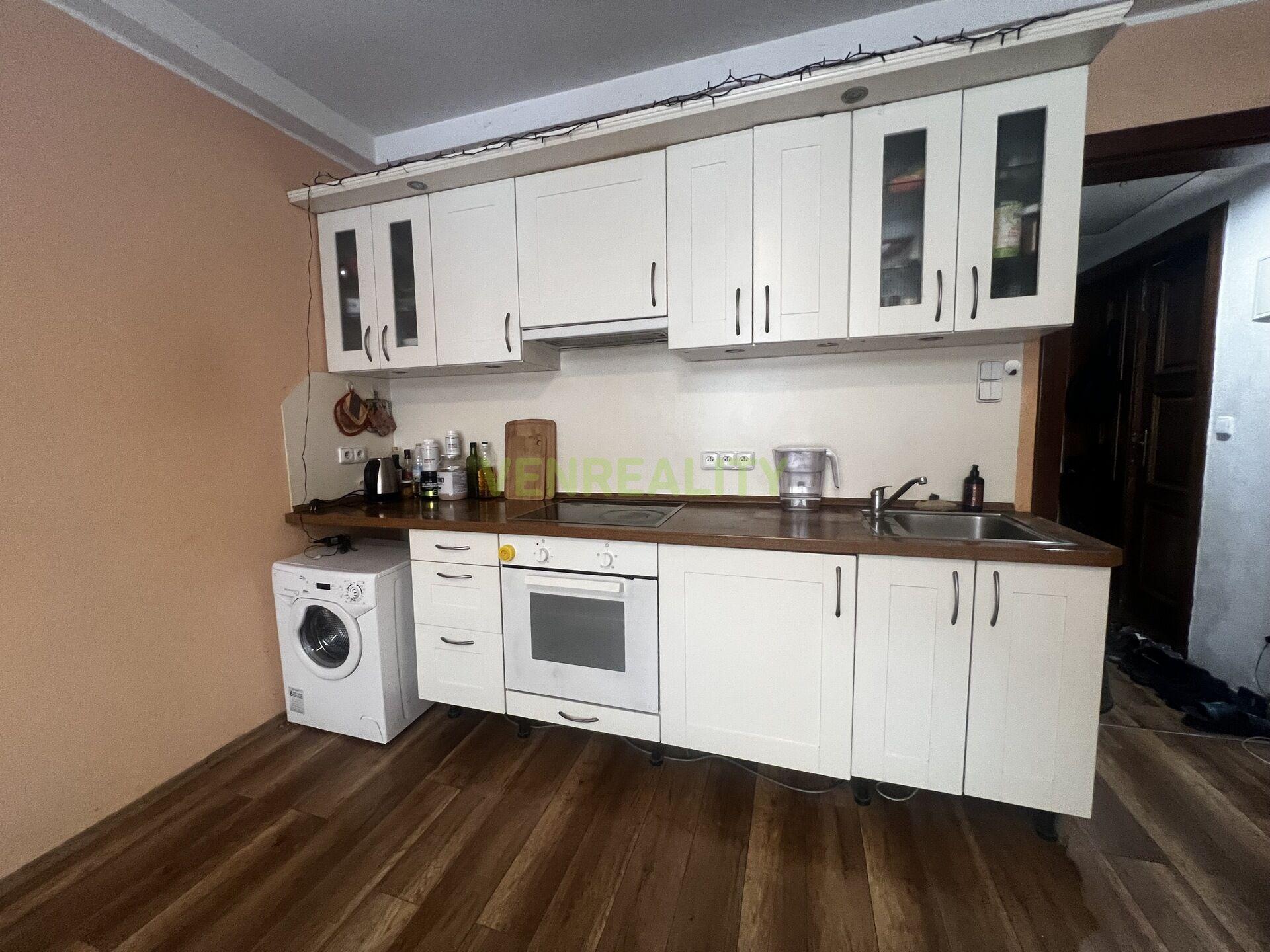 Prodej bytu 1kk, v cihlovém domě na skvělé adrese - ulice Písecká, Praha 2 - Vinohrady.