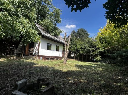 Ke koupi nabízíme dvoupatrovou zděnou chatu v zahrádkářské kolonii Veltěž ve Zdibech, na Praha 8.