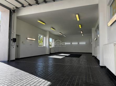 Pronájem komerčního objektu, průmyslový areál, 297 m²