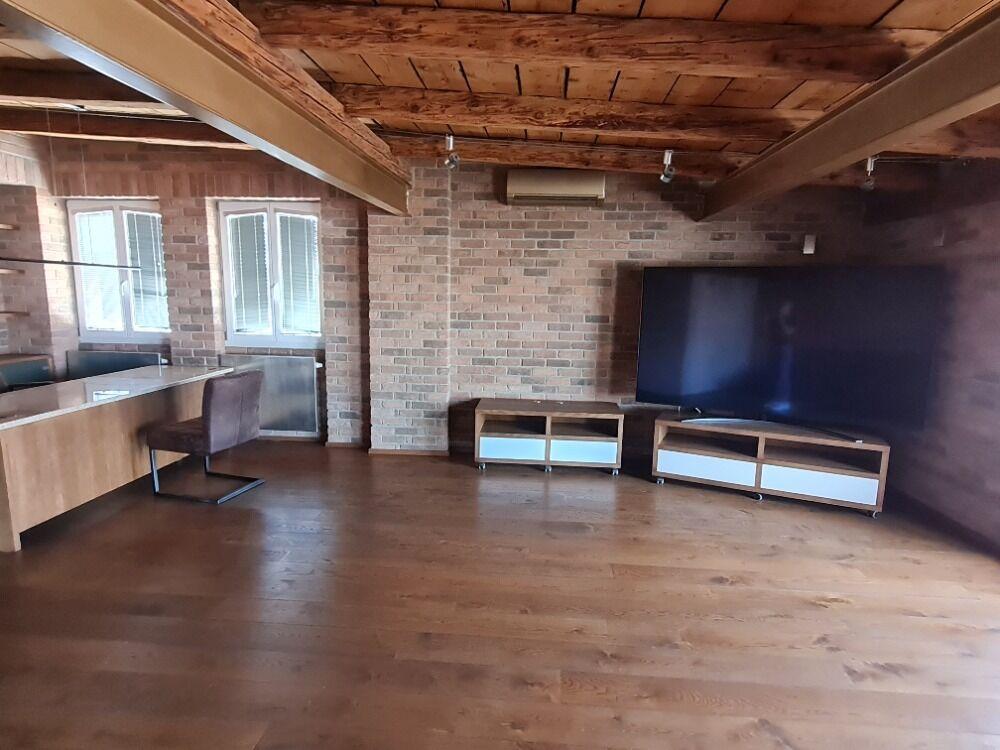 Pronajmeme krásný slunný byt v centru města o velikost 4+1