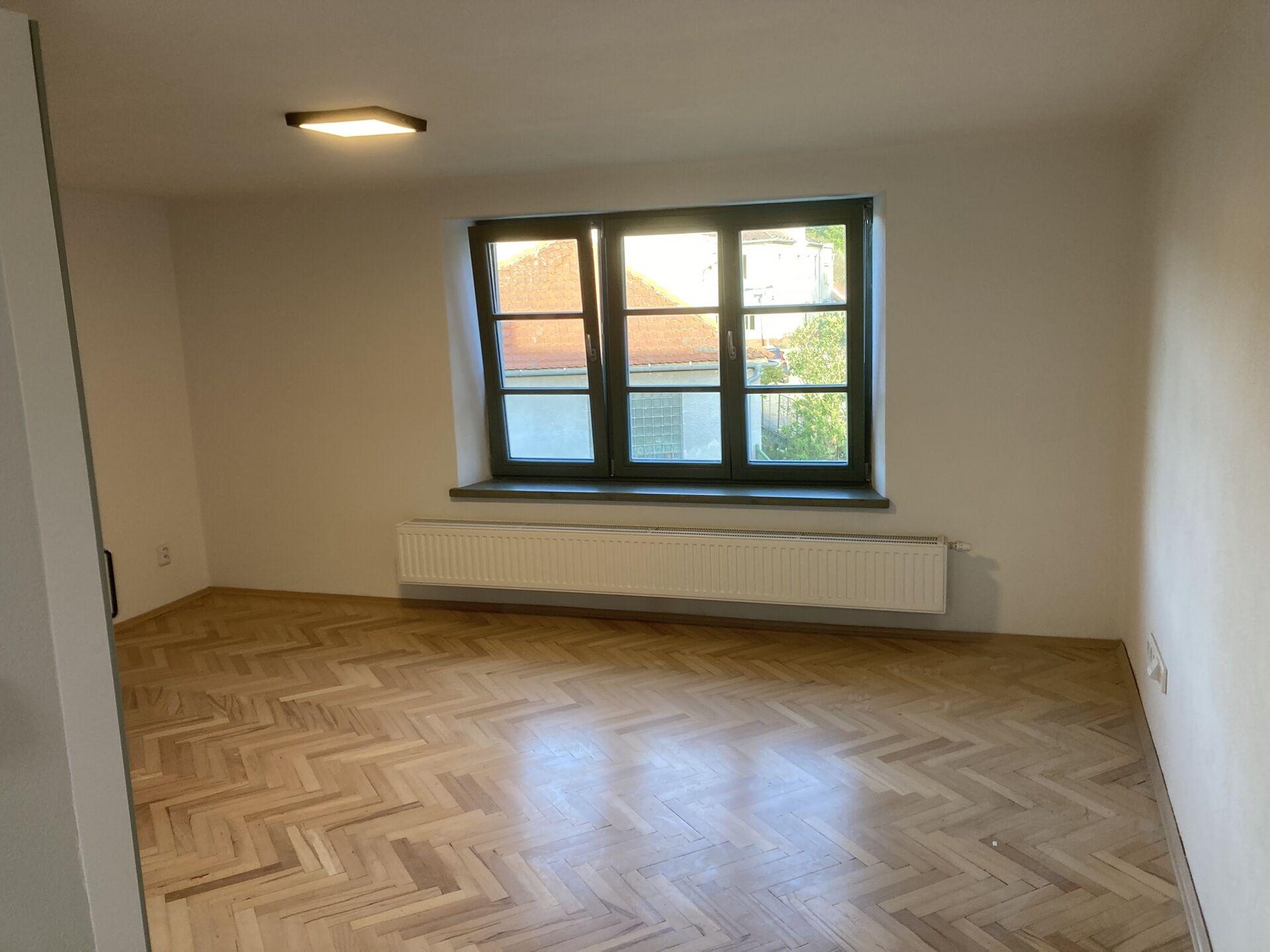 Pronájem nového podkrovního bytu 2+kk, Besednice