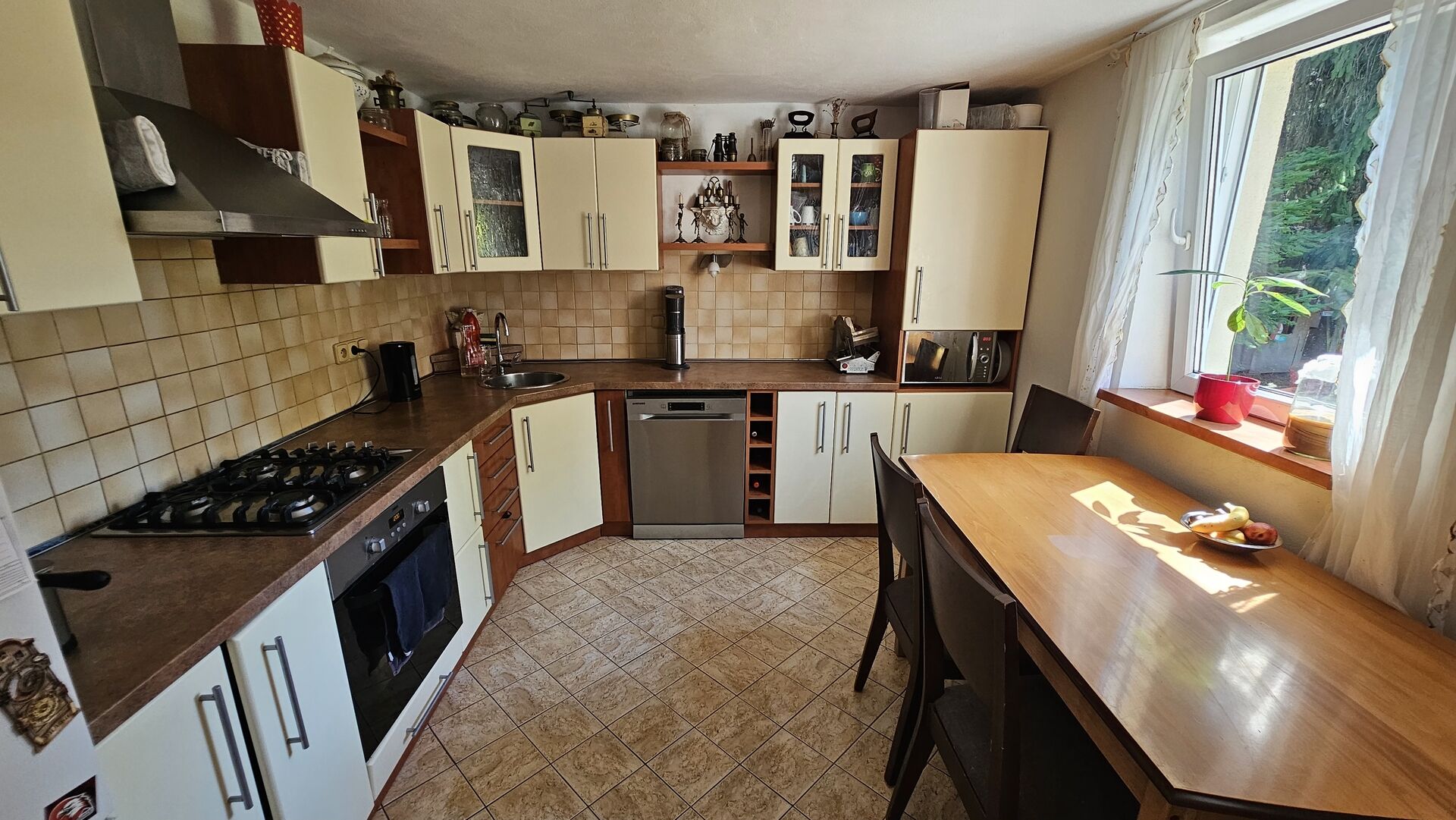 RD u Pohořelic 5+1+2kk,parcela 1.230m2, Brno-venkov, dvojgaráž, pergola, ul.šíře 19m