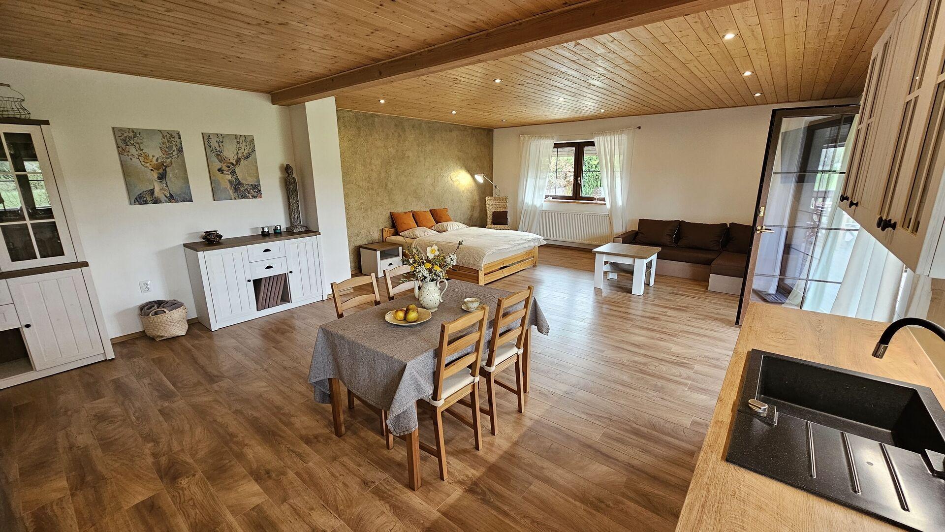 Novostavba RD 360m2 s 3 byty na pozemku 2.800 m2 u Telče.