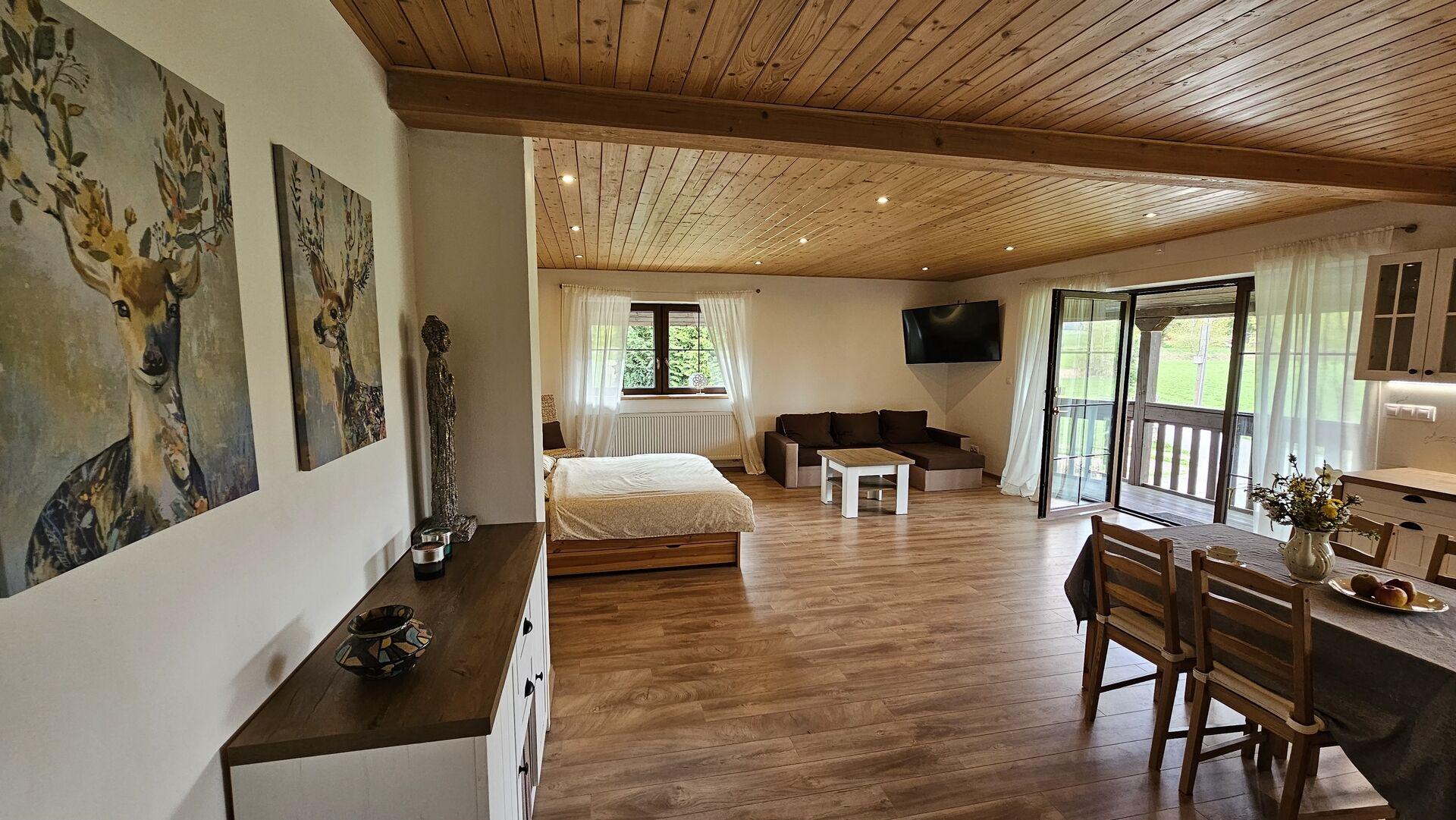 Novostavba RD 360m2 s 3 byty na pozemku 2.800 m2 u Telče.