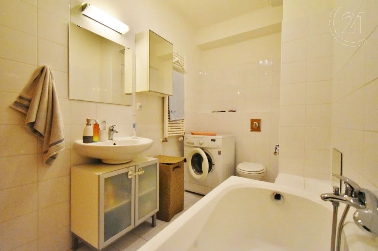 vana s toaleta, zrcadlo, stěna dlaždic, pračka / sušička, a dřez
