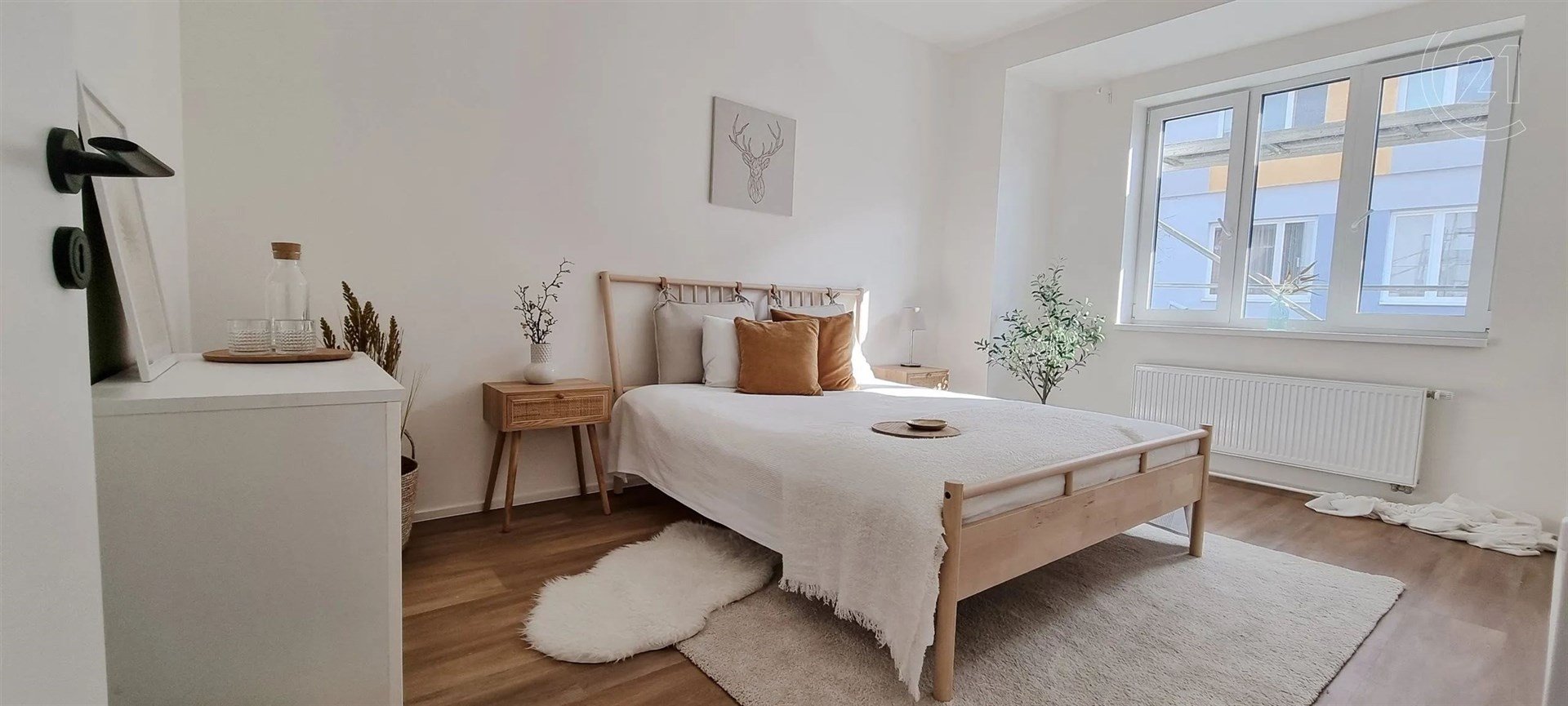 pokoj / ložnice s přirozené světlo, radiátor, a dřevěná podlaha
