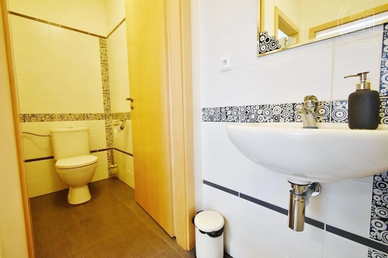 vana s zrcadlo, toaleta, stěna dlaždic, a kachličková podlaha