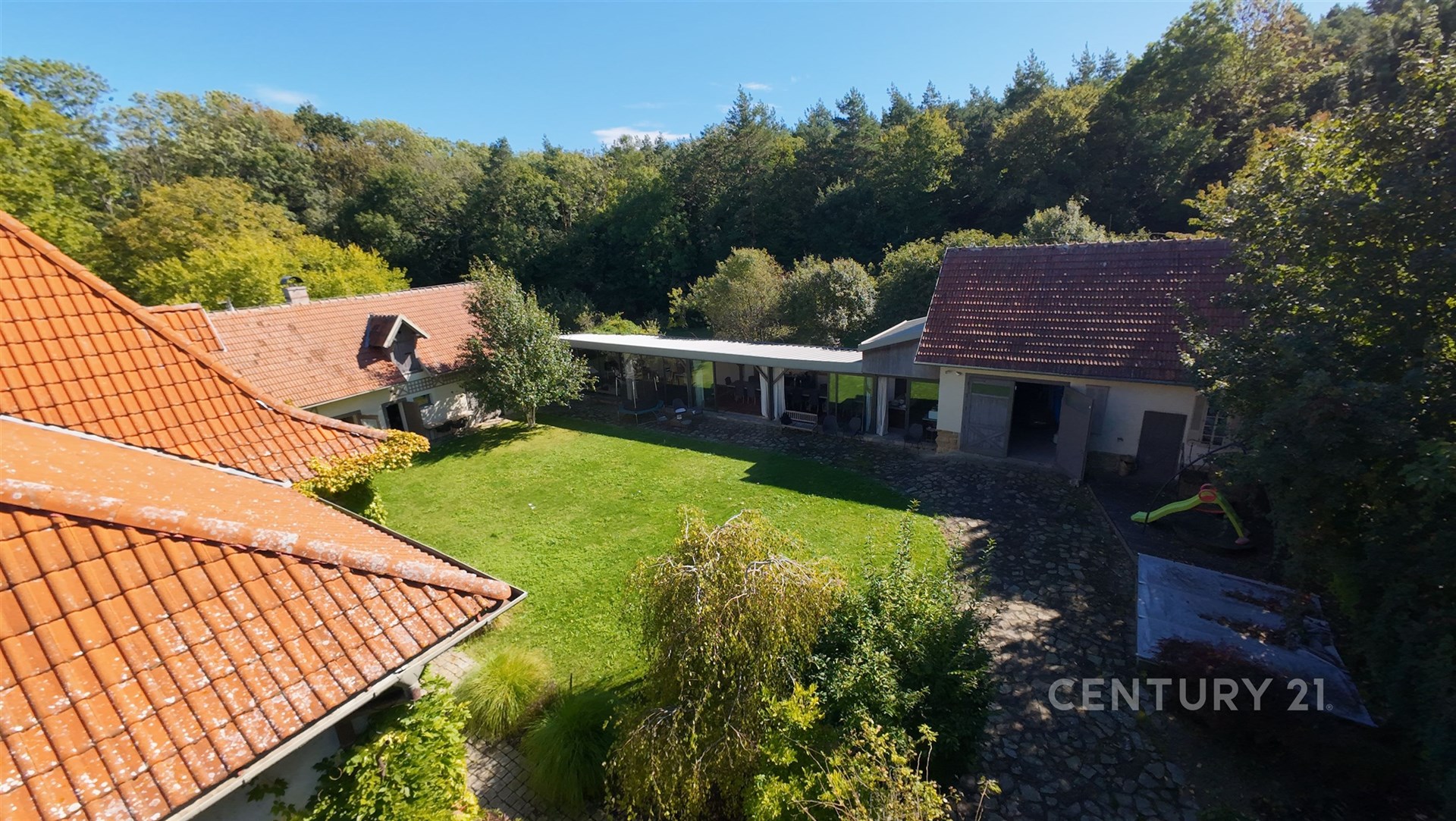 nádvoří se zázemím pro oslavy