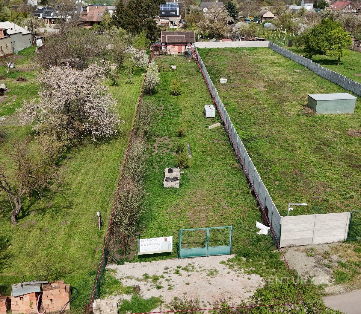 Prostorná zahrada s ovocnými stromy a plotem, ideální pro stavbu rodinného domu. Rovný terén s přístupovou cestou, klidná lokalita.