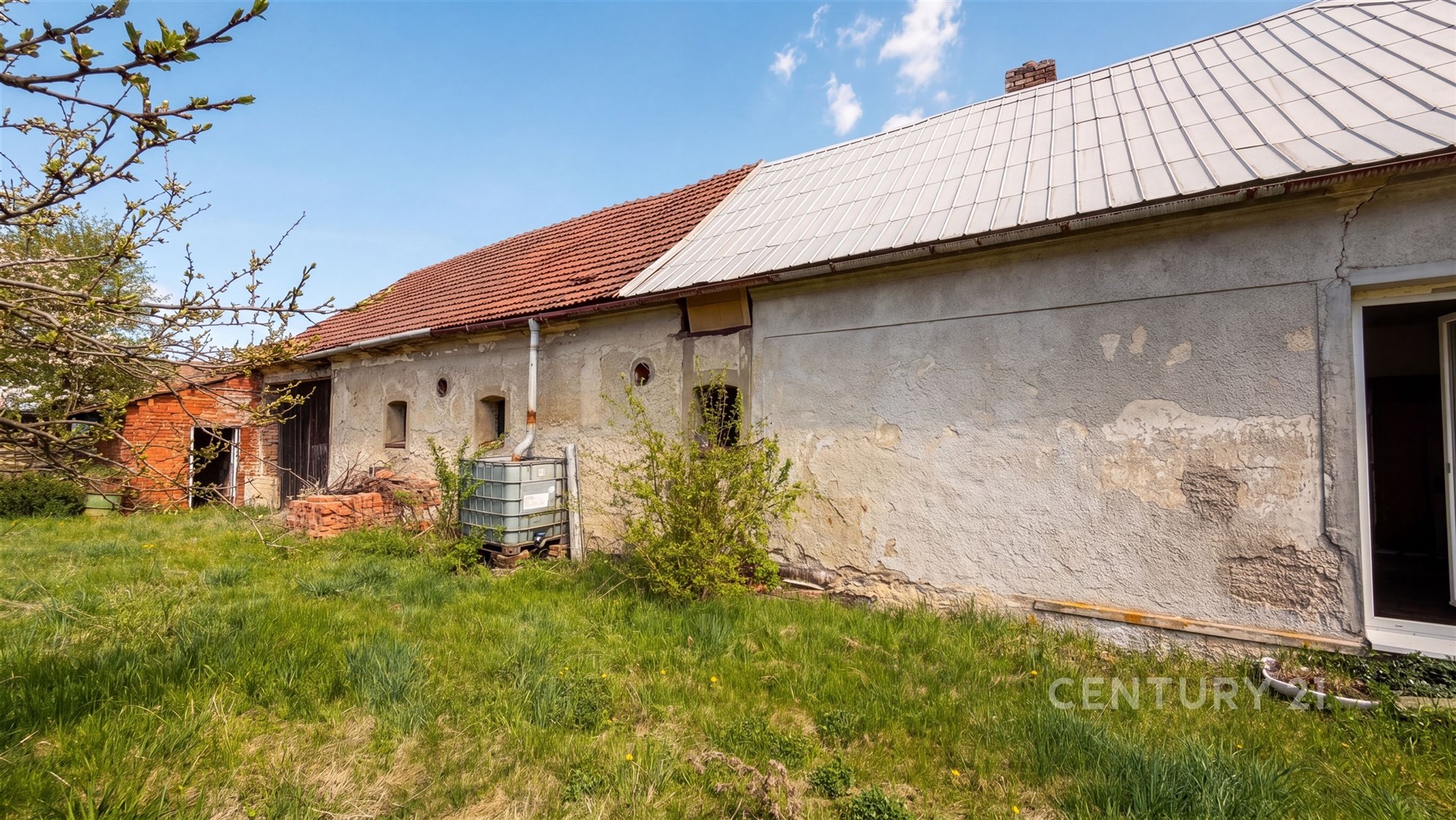 Kamenný venkovský dům s plechovou střechou, přilehlou zahradou a možností rekonstrukce, vhodný pro milovníky venkova.