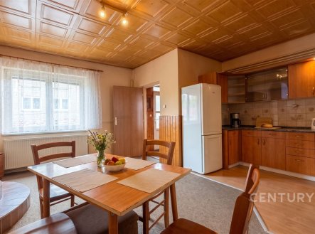 Prodej dvou propojených rodinných domů se zahradou 198 m2, pozemek 865 m2, Vranov, Brno - venkov