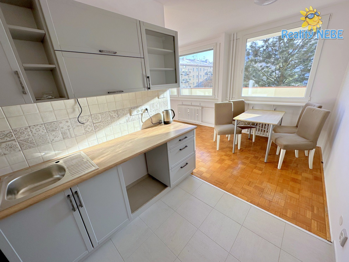 Dlouhodobý pronájem bytu 3+1 81m balkon Nad Ohradou Praha Žižkov