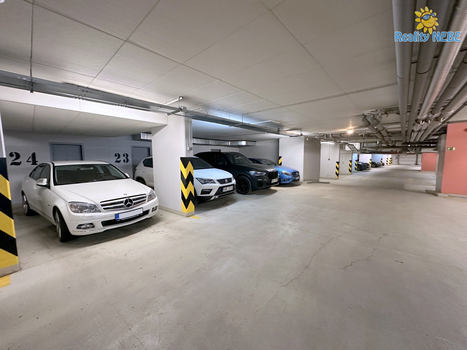 Pronájem parkovacího garážového stání Praha 4 Na Zemance