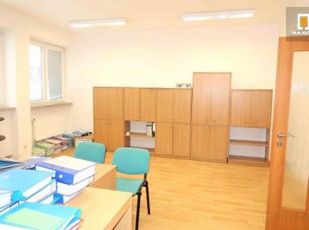 Pronájem kanceláře, 600 m²