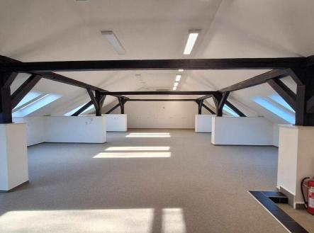 Pronájem kanceláře, 272 m²