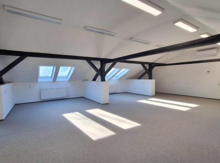 Pronájem kanceláře, 272 m²