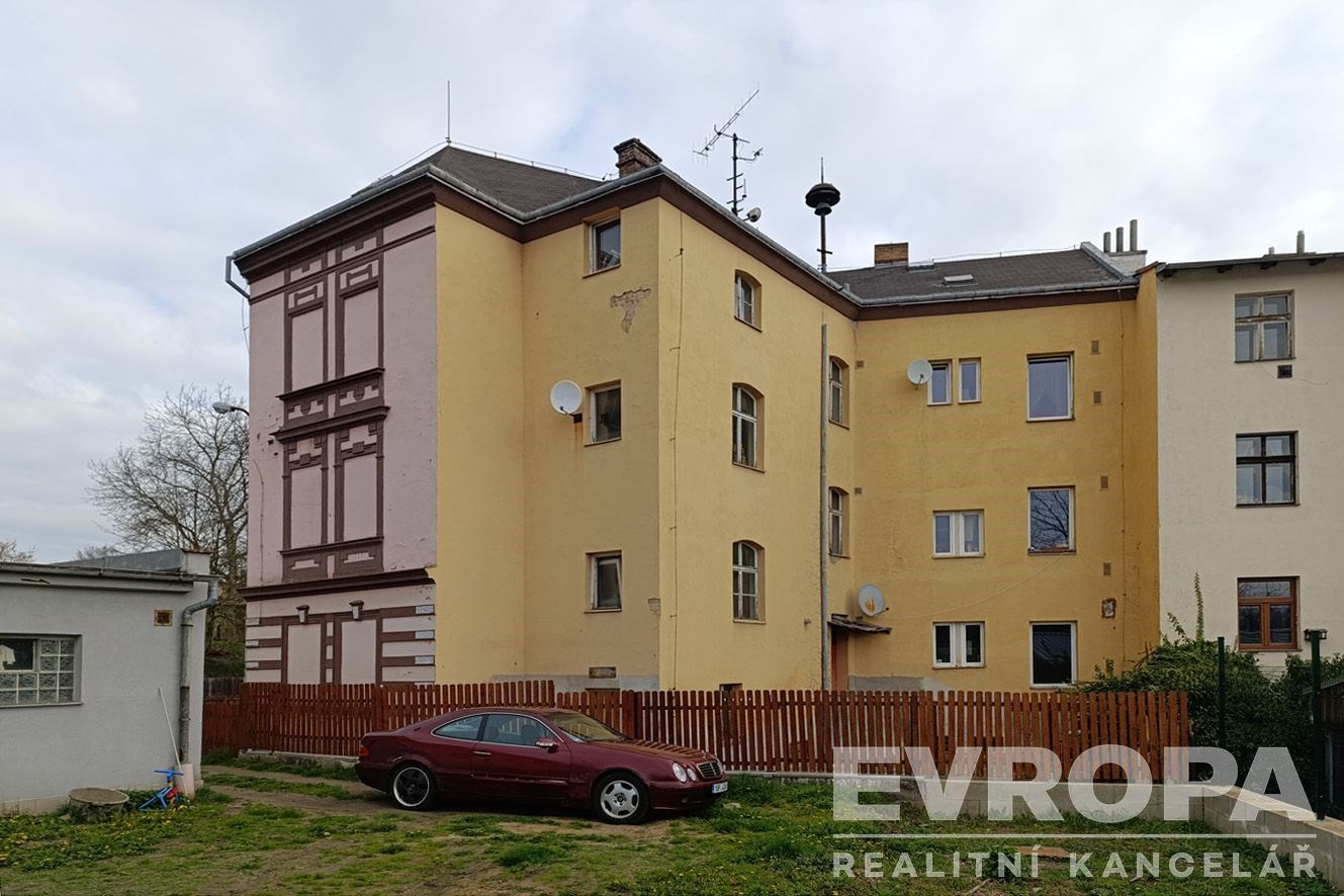 přístřešek s plot