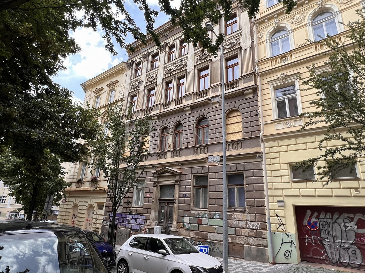 Činžovní dům v samém srdci Vinohrad,  Nám Míru - 4minuty chůze,  Francouzská ul. - 2 minuty