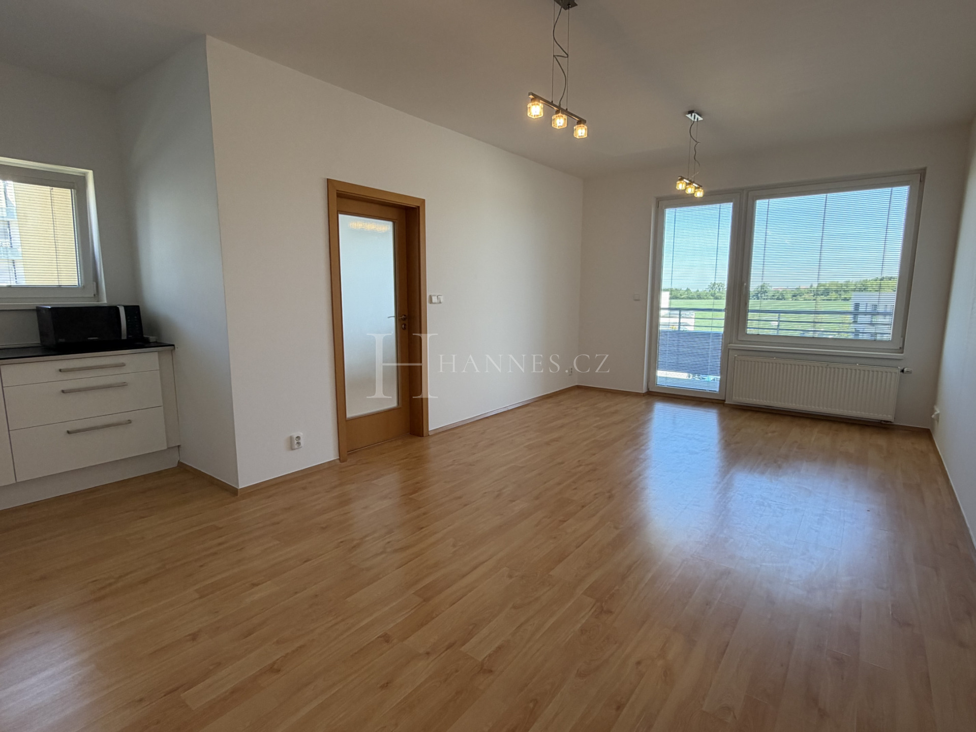 Krásný byt 2+kk 57m² + balkón 15m² + sklep + parking, krásný oteveřený výhled, metro C - 4 minuty