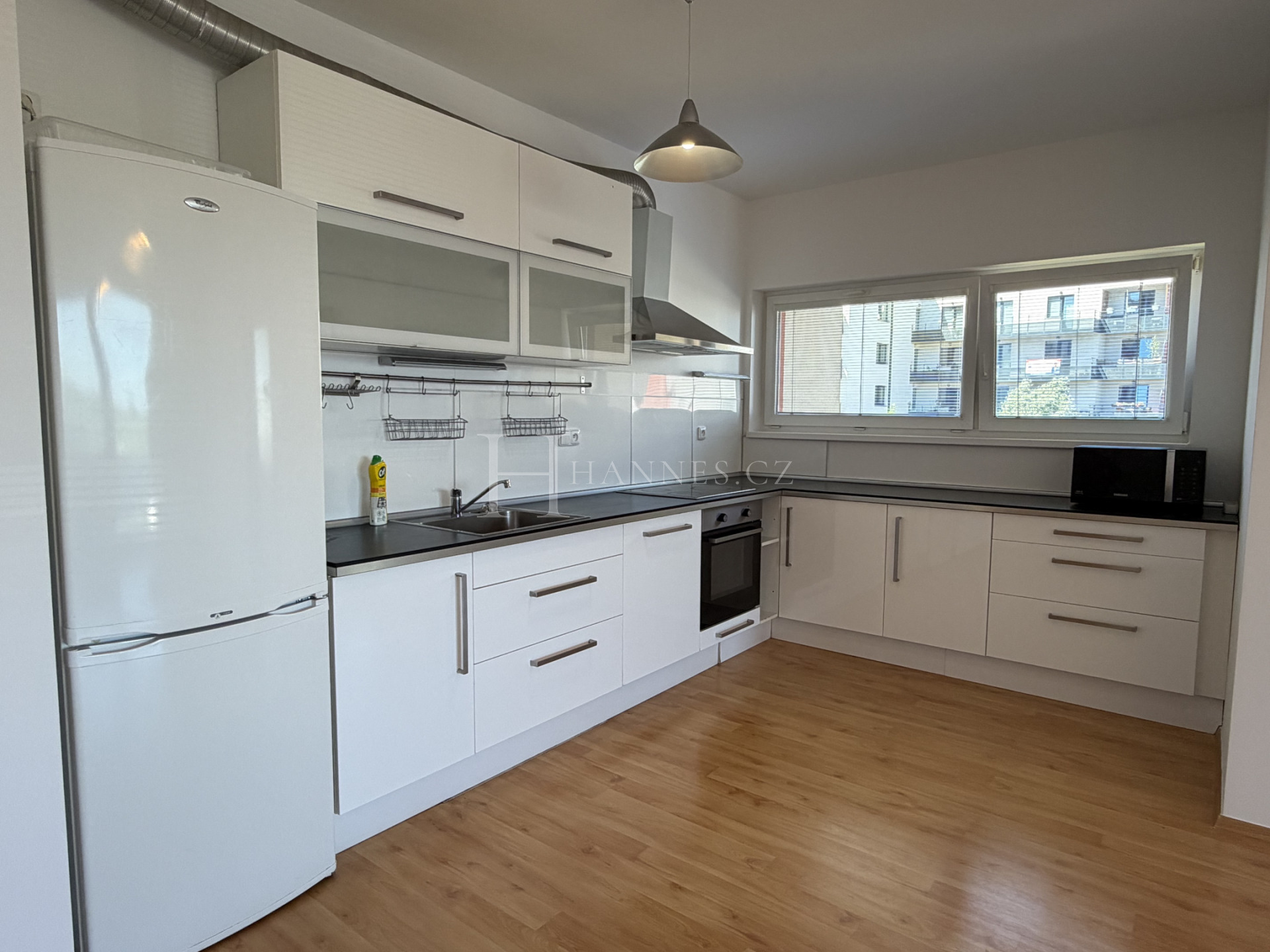 Krásný byt 2+kk 57m² + balkón 15m² + sklep + parking, krásný oteveřený výhled, metro C - 4 minuty