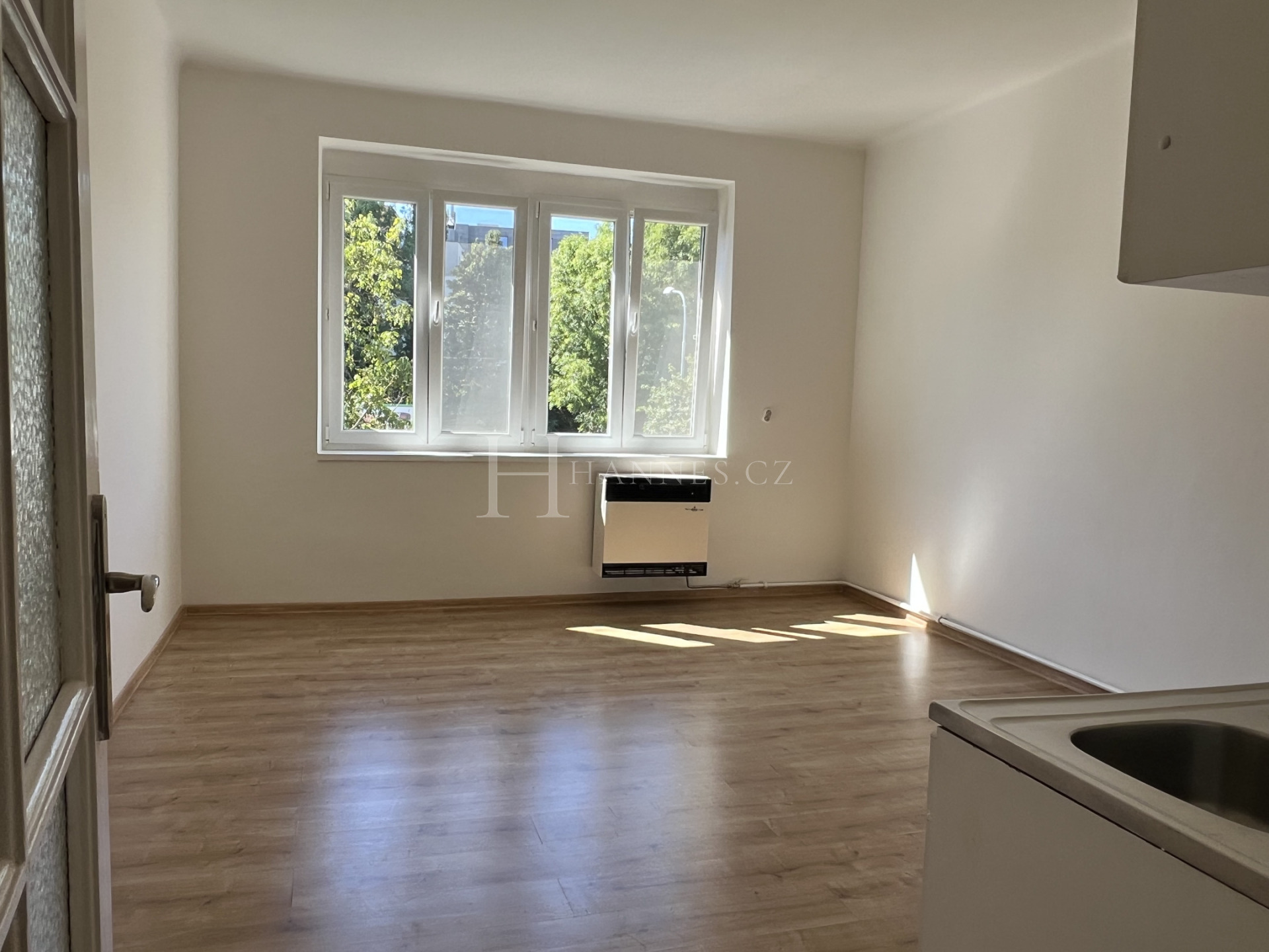 Útulný, slunný byt 1+kk - 31m² - v ulici Africká, metro A  - Nádr. Veleslavín jen 1 minutu chůze.