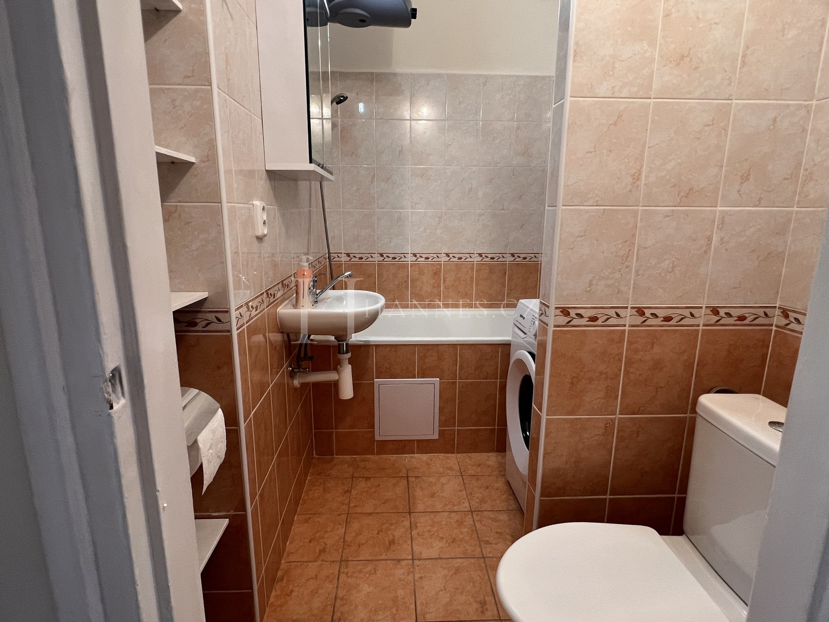 Útulný, slunný byt 1+kk - 31m² - v ulici Africká, metro A  - Nádr. Veleslavín jen 1 minutu chůze.