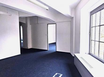 Pronájem - kanceláře, 700 m²