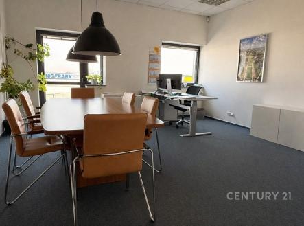 Pronájem kanceláře, 700 m²