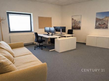 Pronájem kanceláře, 700 m²