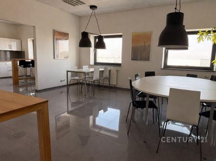 Pronájem kanceláře, 700 m²