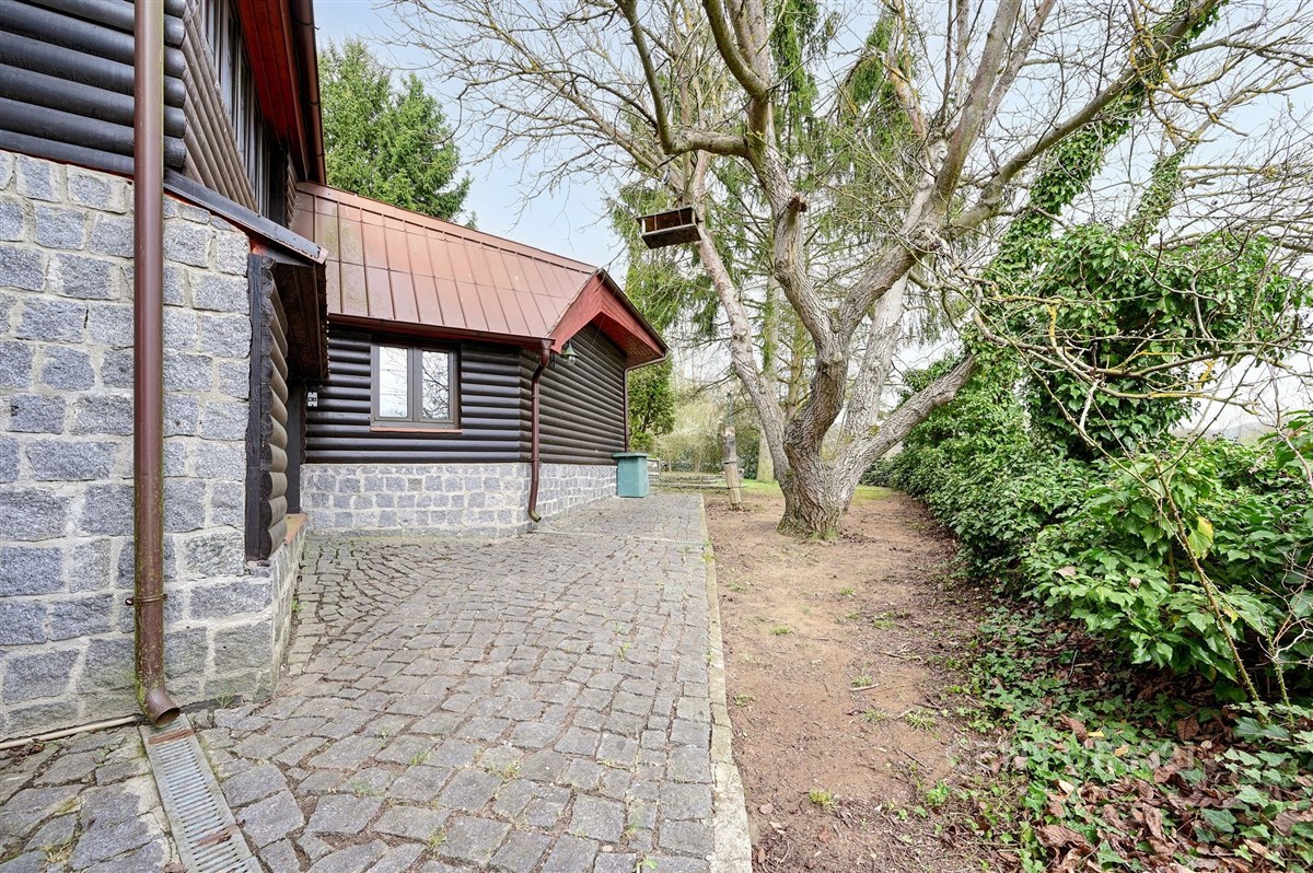 pohled do zahrady od domu