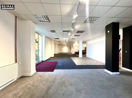 Pronájem - obchodní prostor, 455 m²