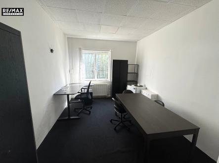 Pronájem obchodní prostor, 400 m²