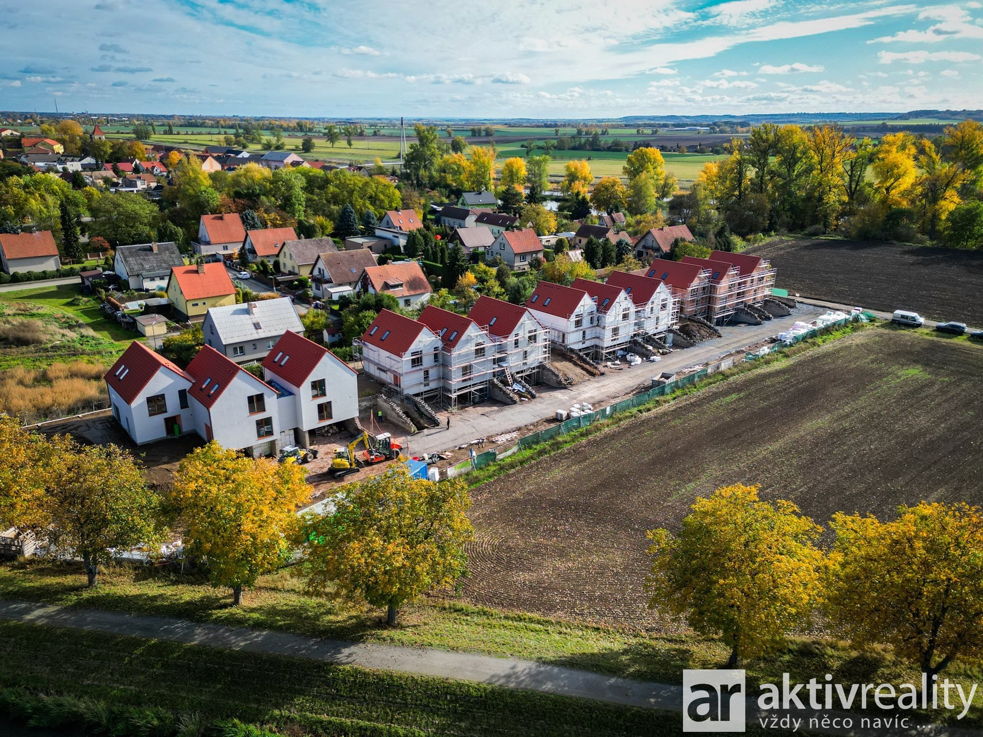 Lužec z dronu – domy na okraji obce (říjen 2026)