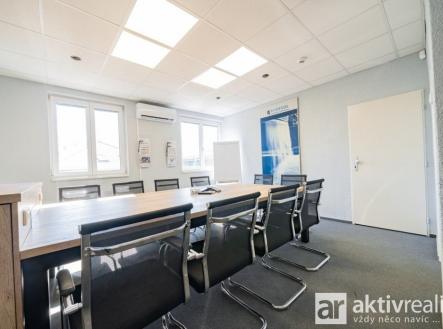 Pronájem kanceláře, 240 m²