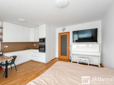 Pronájem bytu, 1+kk, 38 m²