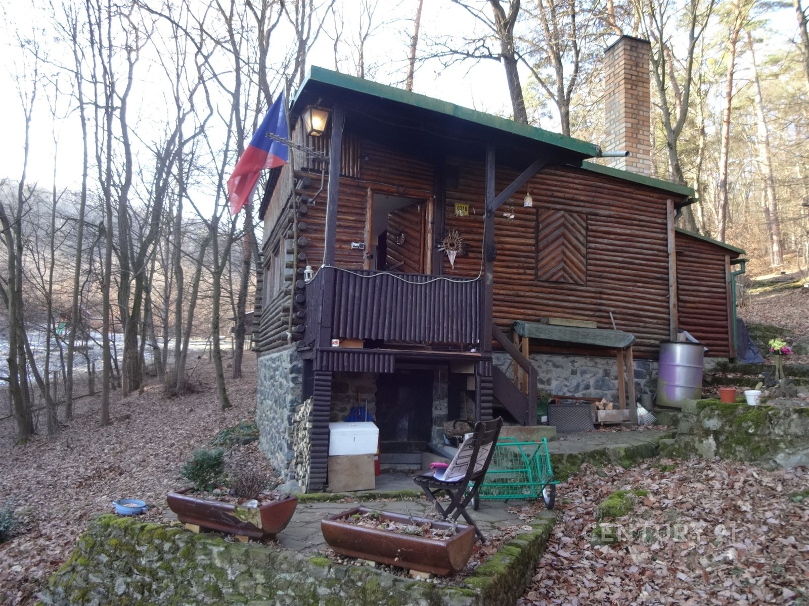 pohled na chatu se vchodem