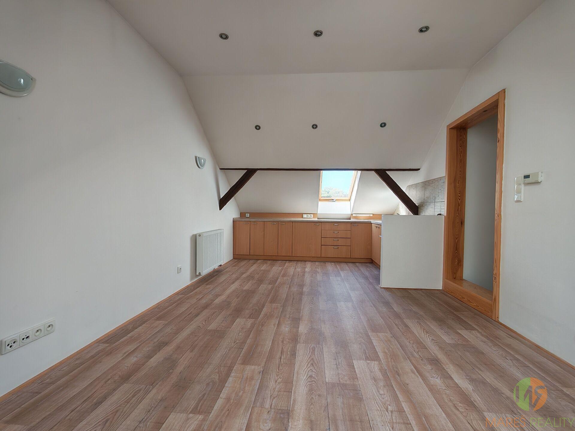 Pronájem podkrovního bytu 2+kk, České Budějovice- Mladé