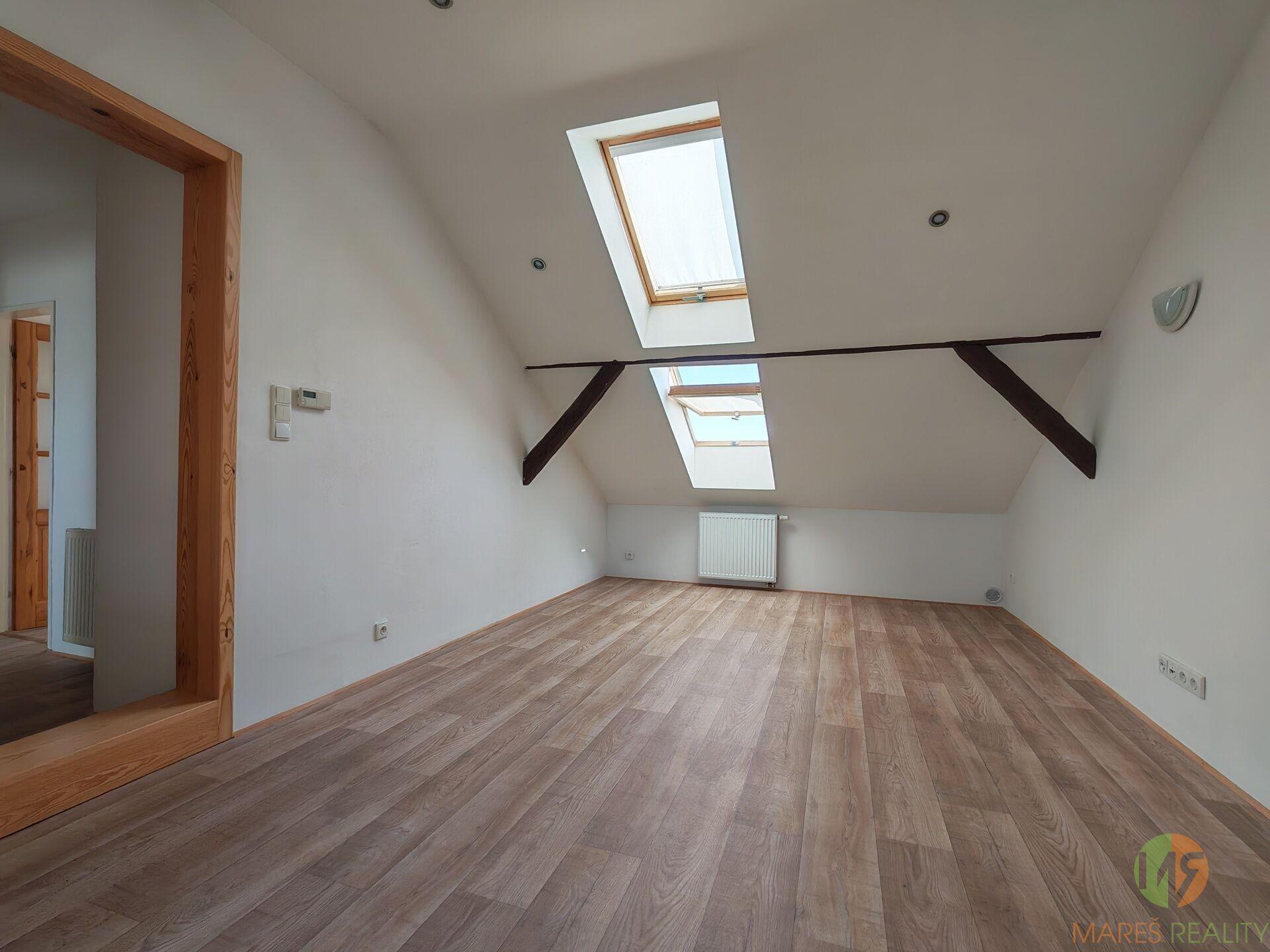 Pronájem podkrovního bytu 2+kk, České Budějovice- Mladé