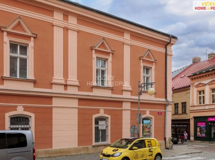 Prodej komerčního objektu, administrativní budova, 748 m²