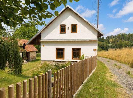 VÝJIMEČNÁ VENKOVSKÁ USEDLOST SE ZAHRADOU 3 420 m² – LOHENICE U KOBEROVIC