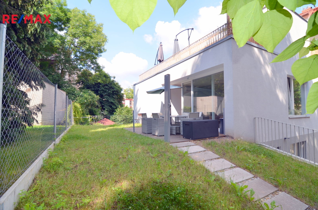 předzahrádka s terasou