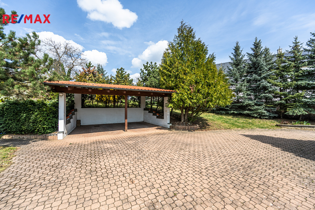 garáž pro dvě auta na pozemku