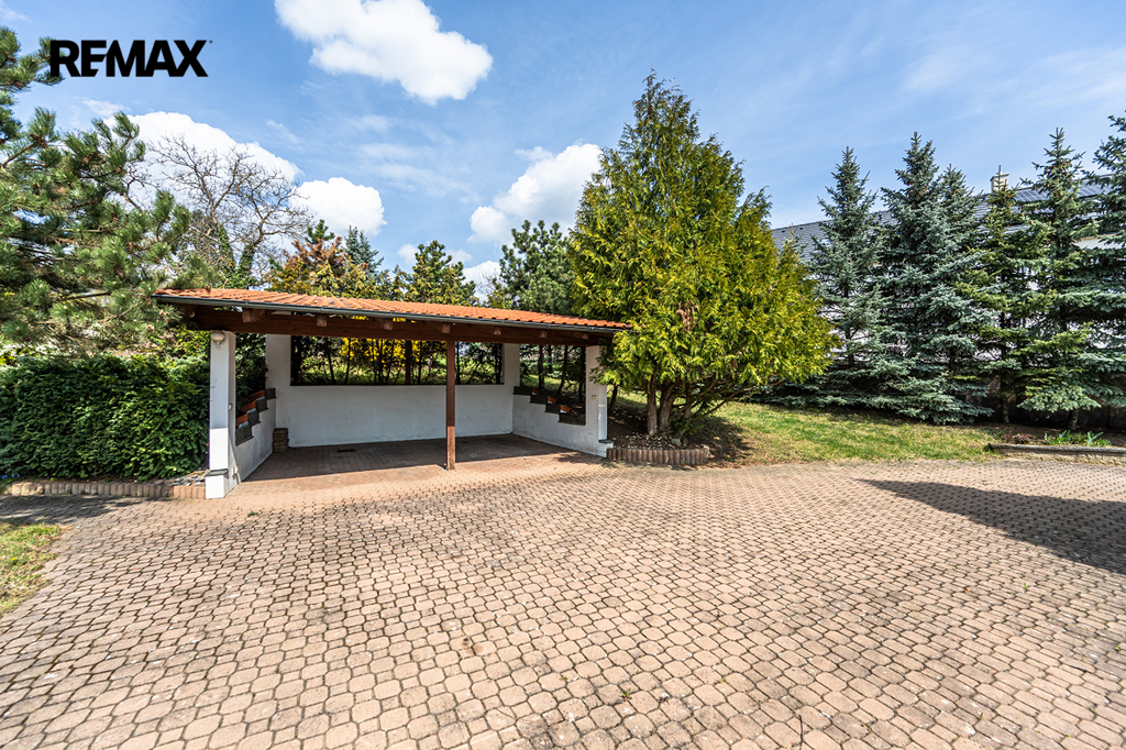 garáž pro dvě auta na pozemku