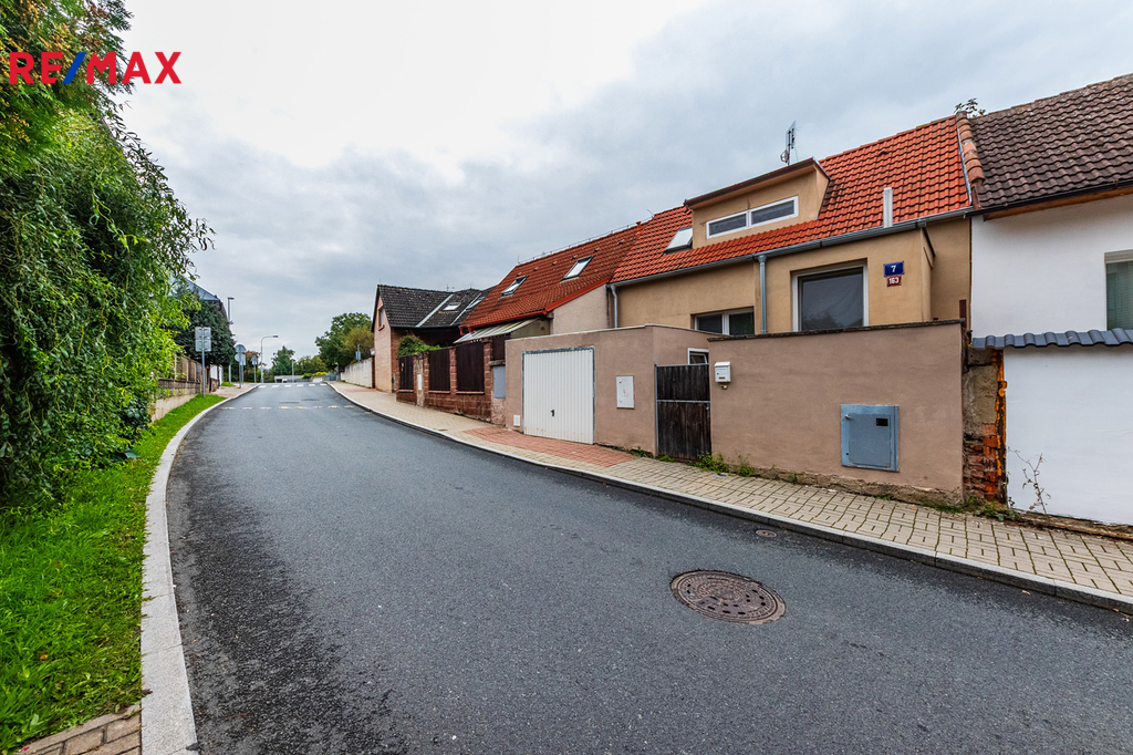 Pohled na dům a silnici