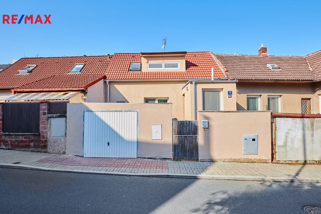 Pohled na dům z ulice.