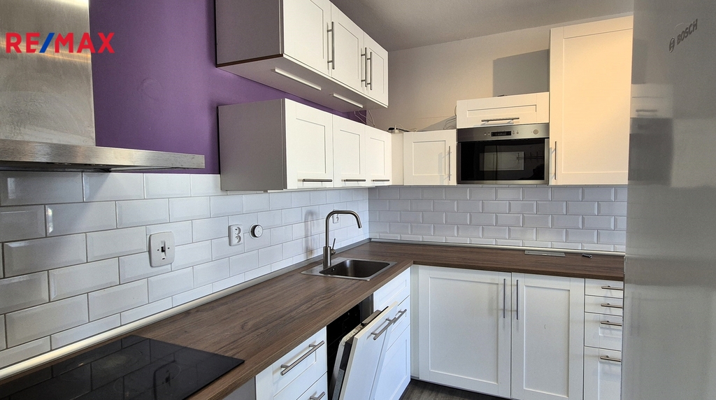 Plně vybavená kuchyňská linka IKEA se všemi spotřebiči včetně lednice.